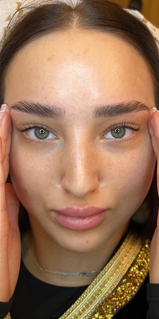 Nahaufnahme nach Lash- und Browlifting: offener Blick, definierte Augenbrauen