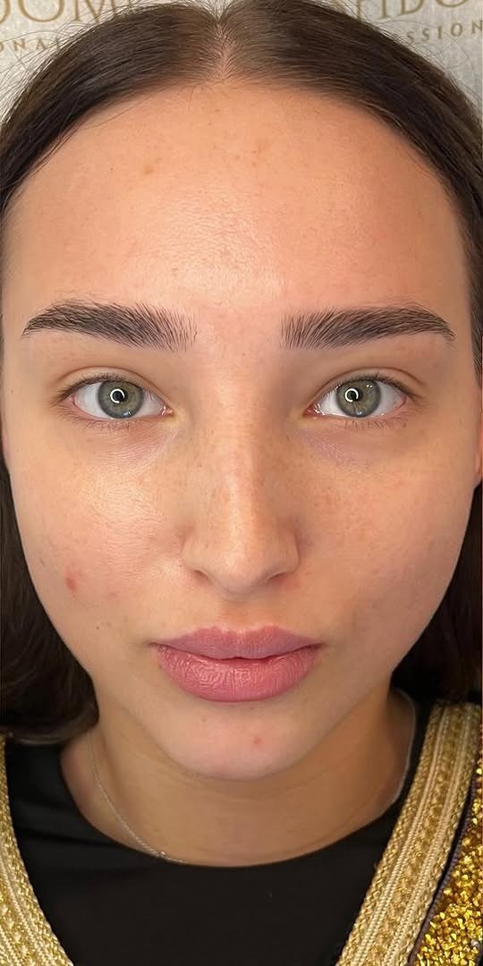 Vorher: ungestylte Wimpern und Brauen
