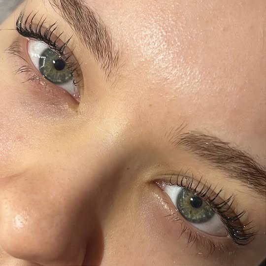 Nahaufnahme: geliftete Wimpern