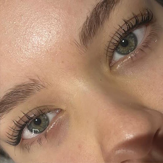 Nahaufnahme: geschwungene Wimpern nach dem Lifting